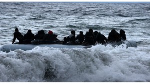 গ্রিস উপকূলে অভিবাসীবাহী নৌকাডুবি, মৃত ৫