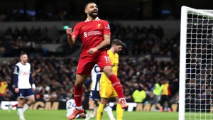 সালাহর নৈপুণ্যে টটেনহামকে উড়িয়ে দিল লিভারপুল