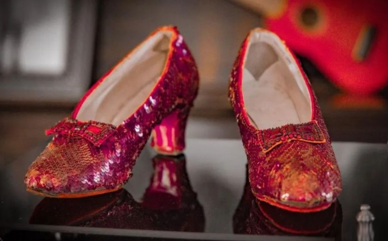 এক জোড়া জুতার দাম ৩৩৫ কোটি টাকা!