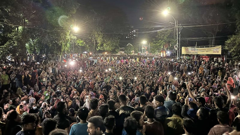 চাকরির বয়স বাড়ানোসহ চার দাবিতে নীলক্ষেত অবরোধ